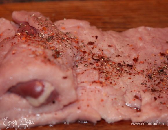 Укладываем сердечки в подготовленный кармашек, мясо посыпаем лепестками перца чили и сухим базиликом. Оставляем мясо и начинаем готовить начинку.