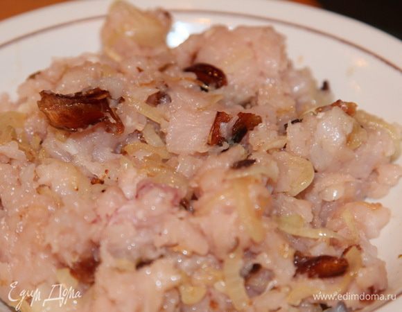 Куриное филе смалываем в фарш, добавляем лук с грибами и вымешиваем.