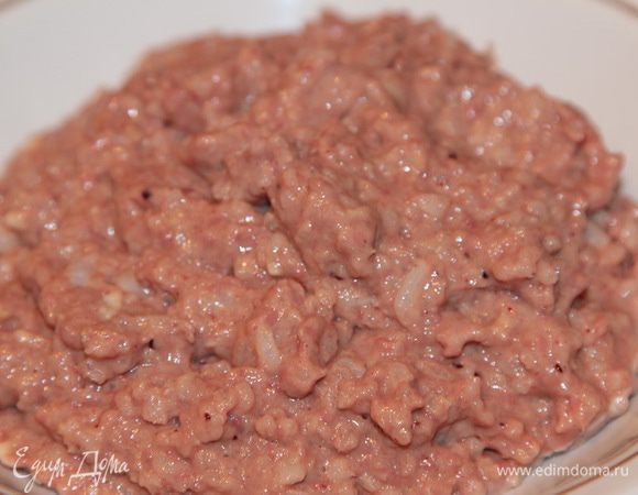 Отвариваем рис до полуготовности, печень нарезаем, добавляем чеснок и пробиваем все блендером.