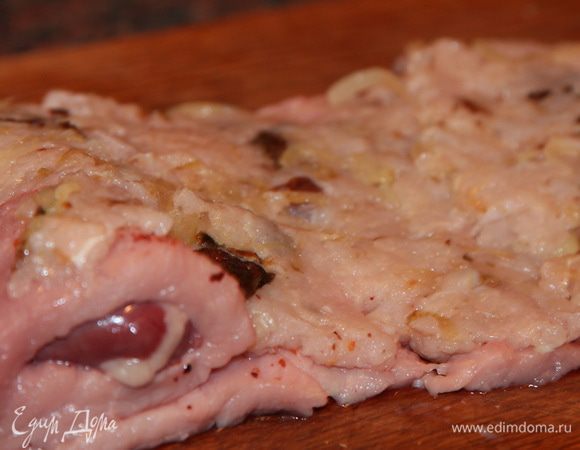 Собираем рулет: на мясной пласт выкладываем куриный фарш, плотно прижимаем. 