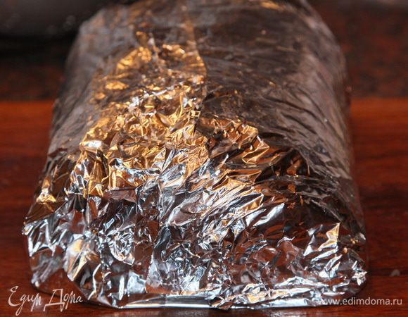 Упаковываем в плотную фольгу и отправляем в духовку.