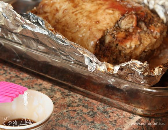 Раскрываем фольгу, готовим глазурь, кисточкой смазываем поверхность рулета.