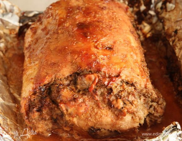 Добавляем температуру до 200 градусов и выпекаем еще около 30 минут, смазывая рулет глазурью каждые 10 минут. Вот так получилось в конце.