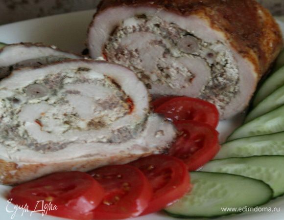 Рулет остужаем полностью, нарезаем на порции и подаем на стол. Смачного! Фото смазалось: слишком много веселых советчиков было, как мне снимать и что мне писать...В общем, получилось как получилось. Рулет назад не вернуть! 