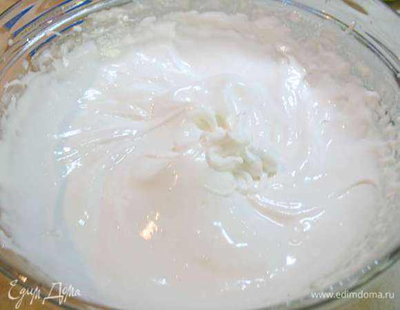 Взбить белки до пены, постепенно добавляя сахарную пудру взбивать до мягких пиков. 