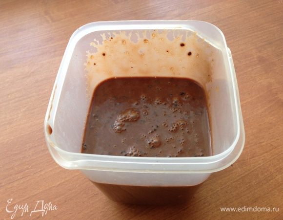 Смесь полностью остудить в холодильнике не менее 3-х часов. Отправить в морозилку мешать каждые 45 минут, 3 раза, затем оставить на 8 часов. У меня не было ни единого кристалика льда! 