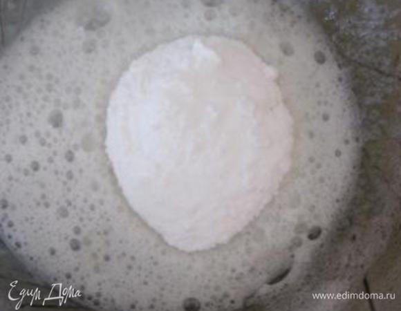 Белки взбить венчиком, добавить сахарную пудру.