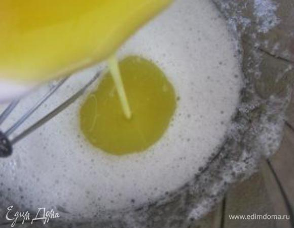 Сливочное масло растопить в ковшике, немного остудить и влить в белки.
Перемешать.