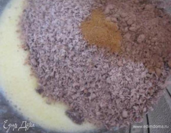 Добавить натертый на терке шоколад, какао и корицу.
Перемешать.