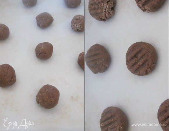 Из теста сделать шарики размером с грецкий орех.
Выложить на противень.
Вилкой придавить каждый шарик.