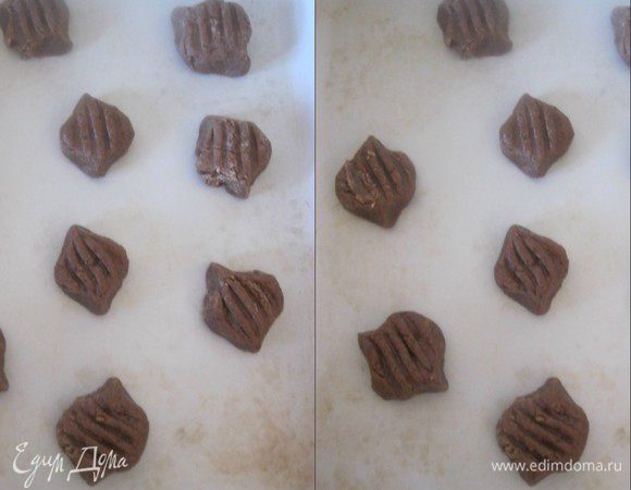 Руками придать форму ромбиков.
Выпекать в разогретой духовке, при Т 180 С, 15-20 минут.
Можно посыпать какао.
