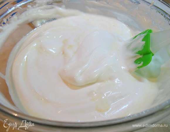 Сливочное масло растопить и охладить до комнатной температуры.  Добавить растопленное сливочное масло и аккуратно перемешать.