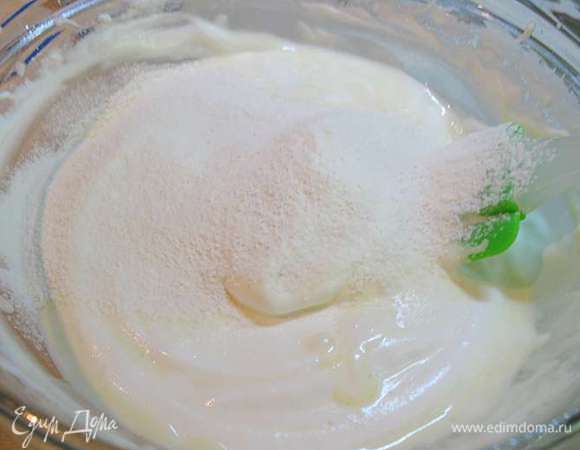 Добавить муку и перемешать аккуратно. 