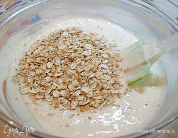 Добавить овсяные хлопья. 
Хлопья можно добавлять сухими или смешать их с растопленным маслом и оставить минут на 5, чтобы хлопья смягчились (это уже по желанию). 