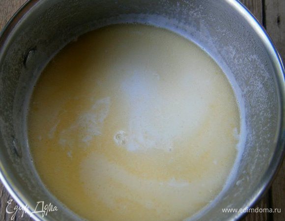 Молоко вскипятить, добавить масло и перемешать до полного растворения. Влить воду, перемешать. Жидкость должна быть тёплой, но не горячей.