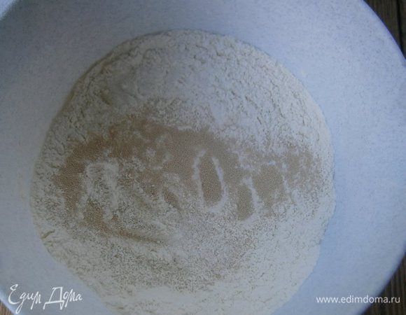 Смешать просеянную муку, сахар, соль и дрожжи.