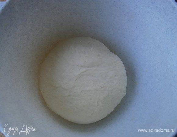 Влить жидкость в чашу, насыпать сверху сухие ингредиенты и тщательно перемешать. Дать постоять 10 минут. Затем выложить тесто на стол и хорошо вымесить руками в течении 10 - 15 минут.
Скатать тесто в колобок, выложить в смазанную растительным маслом миску, накрыть плёнкой..