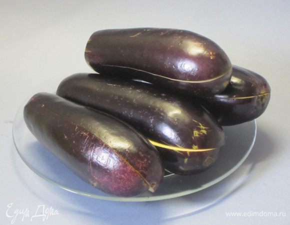 Баклажаны вымыть. Разрезать каждый не до конца.