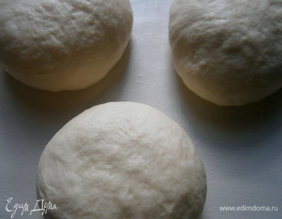 Подошедшее тесто  обмять,  разделить на 3 части и скатать в колобки, уложить на стол швом вниз, накрыть и дать постоять 5 минут.