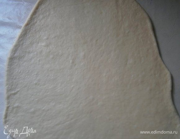 Затем колобок перевернуть швом вверх, раскатать скалкой..