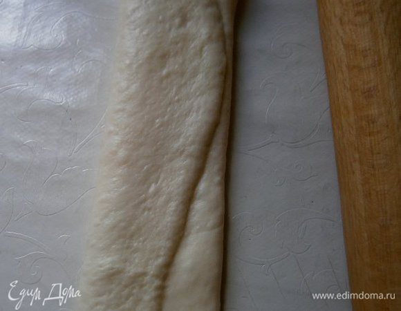 сложить втрое по длинной стороне, ещё раз пройтись скалкой..