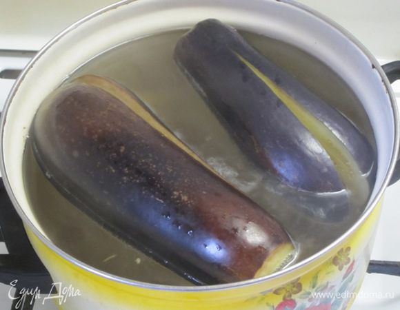 Опустить в кипящую воду на 5 минут.