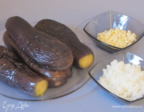 Положить под пресс на 10 минут. Лук и чеснок очистить, мелко нарезать.