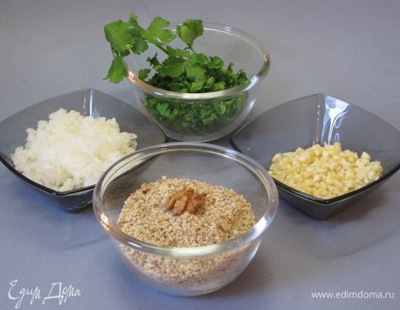 Орехи измельчить. Зелень сельдерея мелко нарезать.