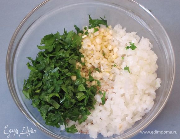 Все соединить. Добавить паприку, хмели-сунели, соль.