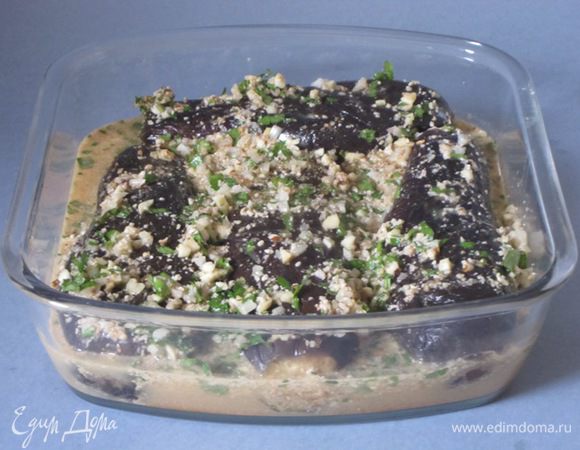 Соединить уксус с водой ( в пропорции 1:3), добавить соль по вкусу, вторую часть начинки.  Можно уксуса взять поменьше. Перемешать. Залить соусом баклажаны.