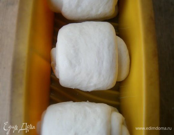 Выложить рулетики в форму, накрыть плёнкой.