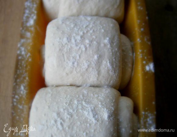 Расстойка 45 - 60 минут. Перед выпечкой смазать молоком и присыпать мукой.