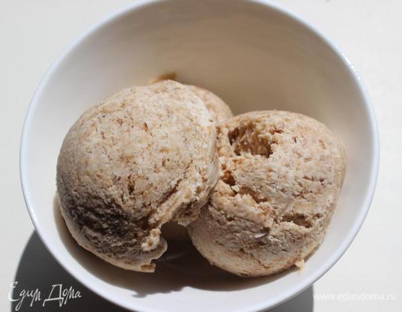 Через часа 4 (а может и раньше, зависит от температуры в камере) у нас уже готово вот такое мороженое, можно уже сражу подавать, посыпав порошком какао. А можно сделать оригинальную подачу.