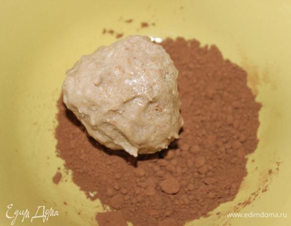 Насыпаем в небольшую мисочку какао.
Берем шарик мороженого размером с пирожное и холодными сухими руками (предварительно подержите их в холодной воде, затем вытрите) формируем шар. У меня шарик неидеальной формы, но ничего страшного. 
Кладем его в миску....