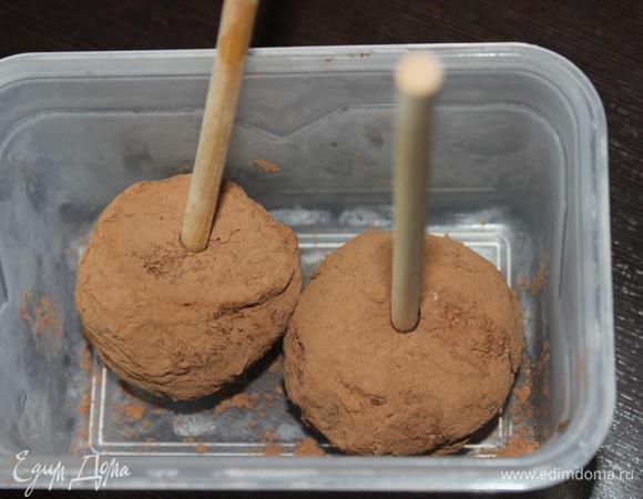 Когда все готово оставляем наши заготовки в морозилке минут на 20, затем вставляем в них палочки и подержим еще минут 10. 
Или же оставим до подачи. Можно и без палочек, кушать просто ложечкой.