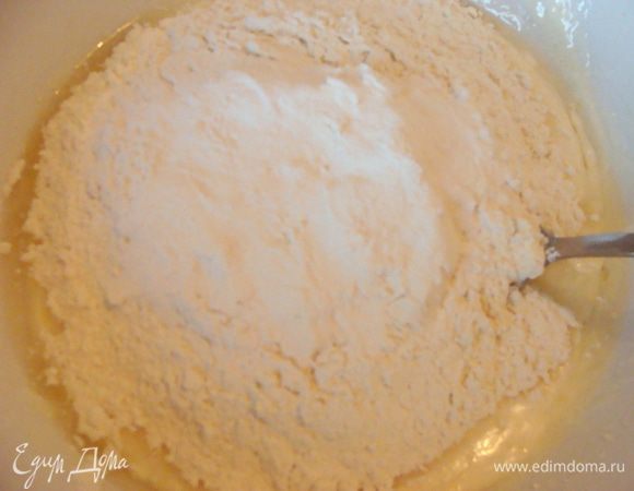 Всыпать в массу просеянную муку и разрыхлитель.