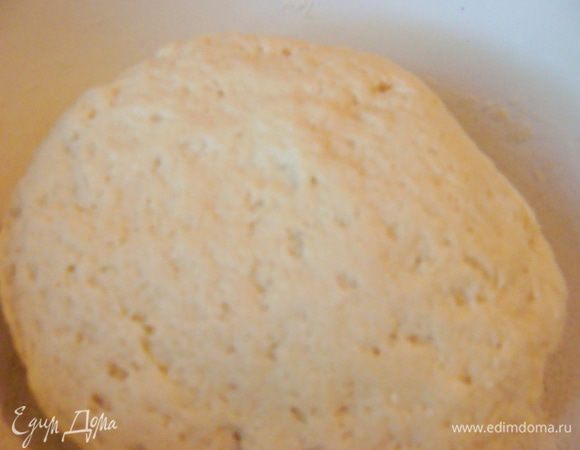 Затем замесить тесто. Оно получается очень нежное, влажное и пористое, но к рукам не прилипает.