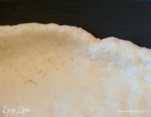 Форму я использую разъемную, диаметром 26 см. Смазывать ее не нужно. Тесто размять в руках, сформировать лепешку, положить в форму и придавливая, пальцами, распределить тесто равномерно, постепенно поднимая края вверх.