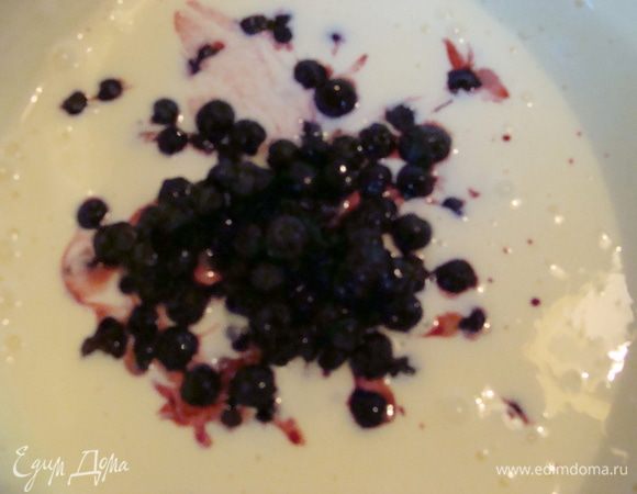 Добавить чернику. Перемешать смесь уже ложкой.