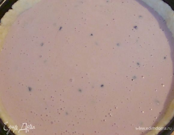 Вылить в форму на тесто.