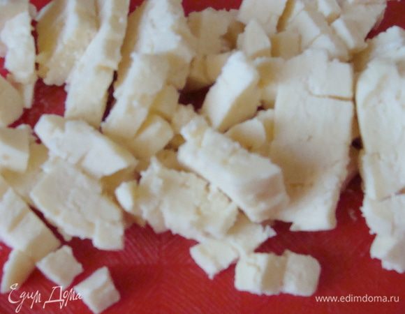 Адыгейский сыр порезать мелким кубиком.