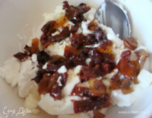 Помидорки порезать и добавить к сыру вместе с чесночком, который тоже присутствует в заветной баночке и пару ложечками ароматного масла из нее же.