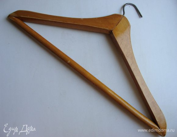 Теперь самое интересное! Надо найти палочку определенного диаметра. Там где я подсмотрела вариант этой формовки, использовали поперечную палочку от деревянной вешалки. Я долго искала нечто подобное и мне удалось найти старую вешалку, подходящую для этой цели! палочку нужно отломать!
