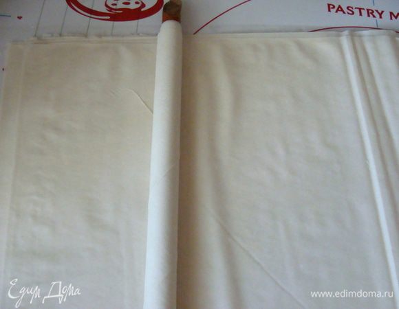 Тесто фило разморозить. Рекомендуют размораживать его в холодильнике или подержать пару часов уже размороженное. Подготовить два сильно влажных полотенца. Одним мы будем закрывать тесто, другим уже сформированные тарталетки.  Раскрыть пачку, на палочку накрутить один лист теста. Остальное закрыть влажным полотенцем.