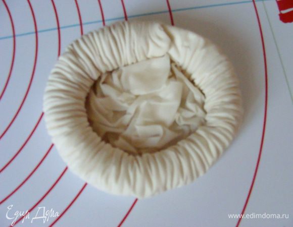 Завернуть внутрь свободным концом, он будет играть роль дна тарталетки. Прижать центр и поставить тарталетку на доску, сверху закрыть вторым влажным полотенцем. И так, столько тарталеток, сколько вам нужно. У мня было 13 штук. Начинку можно растянуть на 15-16 шт.