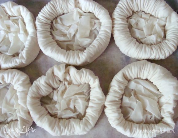 Выложить сформованные тарталетки на противень,