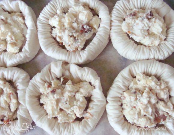 разложить начинку. Запекать при 200* 15 минут, потом на верхнем режиме запекания еще 2-3 минуты. Это моя духовка, если ваша запекает равномерно, то этого делать может и не нужно.