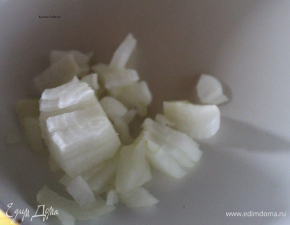 Половинку луковицы нарезать средними кубиками.
