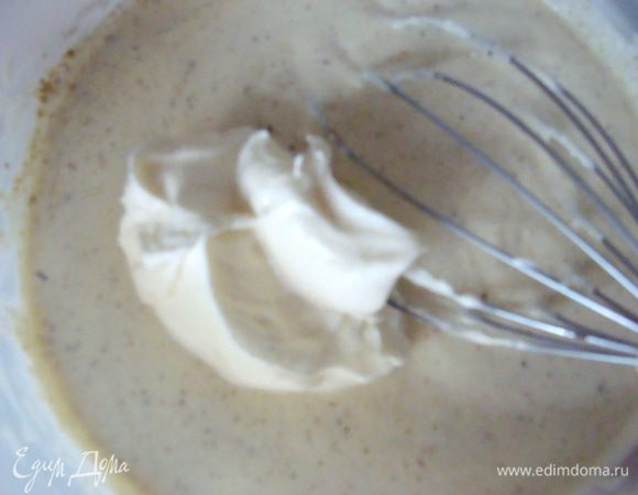 И сметану. Взбить венчиком.