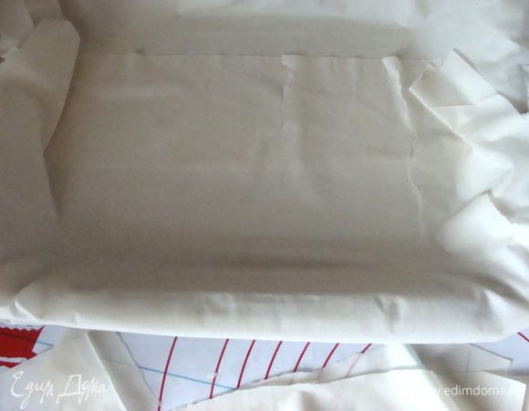 Тесто выложить в форму.